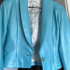 It in excellent condition I love when I bought the size is big for me